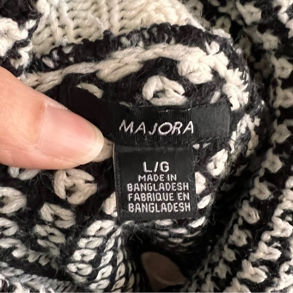 Stylish Shawl - Picture 5 of 5